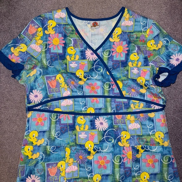 Women’s Printed Scrub Tops - Picture 2 of 16